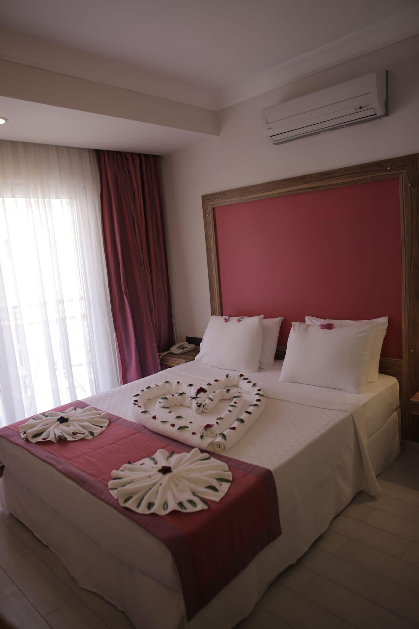 Cle Beach Boutique Hotel 말마리스 외부 사진